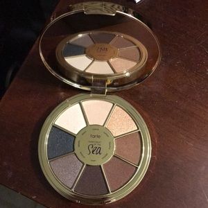 Eye shadow palette tarte